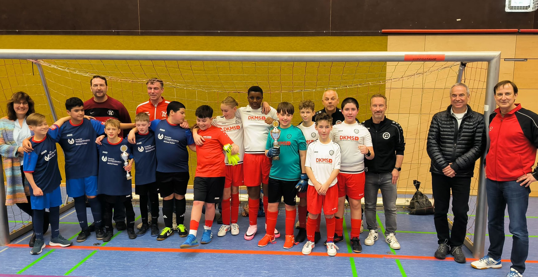 Siegerehrung bei den D-Junioren mit Frau und Herr Schaal und dem Turniersieger